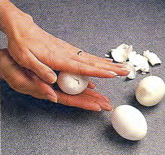 Как очистить сваренные вкрутую яйца