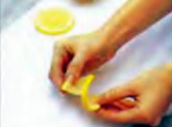 Придание ломтику лимона винтовой формы