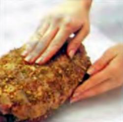 Шаг 1. Натирание мяса горчичной смесью