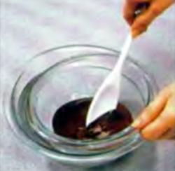 Шаг 1. Плавление шоколада в миске с горячей водой