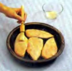 Шаг 3. Нанесение смеси на куски курицы