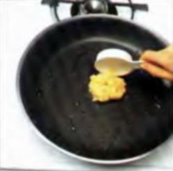 Шаг 4. Укладка картофельной смеси в горячее масло