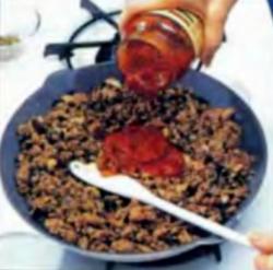 Шаг 4. Заливка соуса для спагетти в мясную смесь
