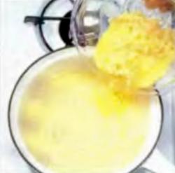 Шаг 5. Добавление яичной смеси к рисовой смеси