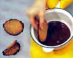 Шаг 6. Погружение края печенья в шоколад