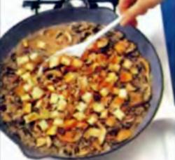 Шаг 7. Перемешивание хлебных кубиков с бульоном