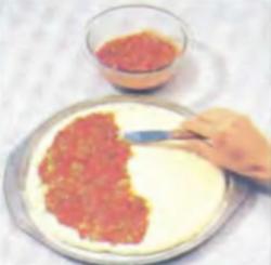 Шаг 9. Укладка соуса на тесто