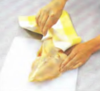 Очищение сырой курицы от кожи