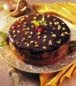 Фото готового шоколадно-орехового торта