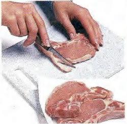Как срезать жир со свиных отбивных