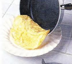 Как выложить омлет из сковороды