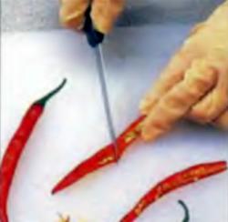Красный острый соус: Извлечение семян из перца