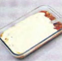 Шаг 10. Нанесение сырного соуса поверх мясного соуса