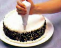 Шаг 12. Нанесение глазури на края торта