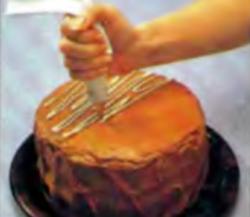 Шаг 15. Оформление поверхности торта