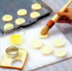 Шаг 1. Нанесение масла на поверхность хлеба