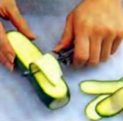 Шаг 1. Нарезка ленточек цуккини овощным ножом