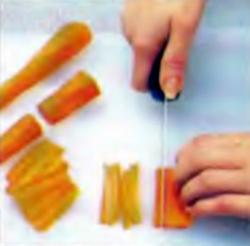 Шаг 1. Резка моркови на полусантиметровые палочки