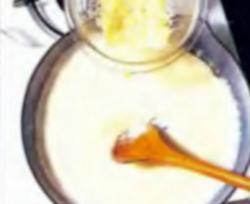 Шаг 2. Добавление сыра в соус при помешивании