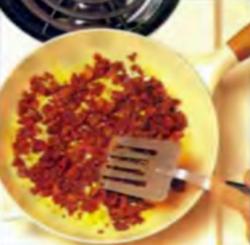 Шаг 2. Обжаривание чоризо