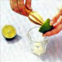 Шаг 2. Выдавливание сока из лимона