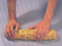Шаг 3. Скатывание теста в тридцатисантиметровую колбаску