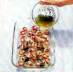 Шаг 3. Заливка обернутых гребешков оливковой смесью