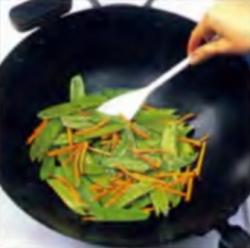 Шаг 4. Приготовление смеси гороха и моркови
