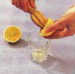 Шаг 5. Выдавливание сока из лимона
