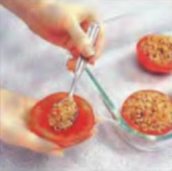 Шаг 6. Укладывание смеси в томатные чашечки