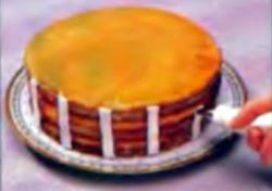 Шаг 7. Нанесение вертикальных полос на боковые поверхности торта