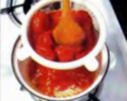 Выдавливание помидоров с соком через сито
